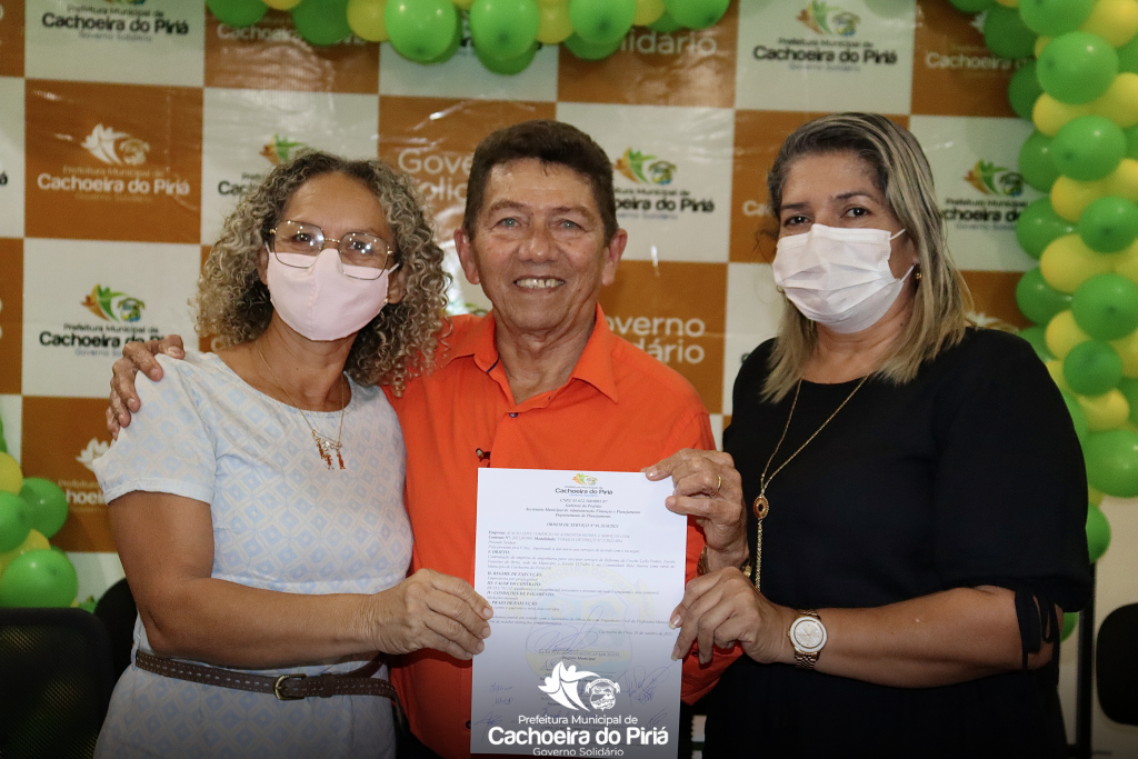 Prefeito Mundô assina ordens de serviço para reforma de prédios escolares