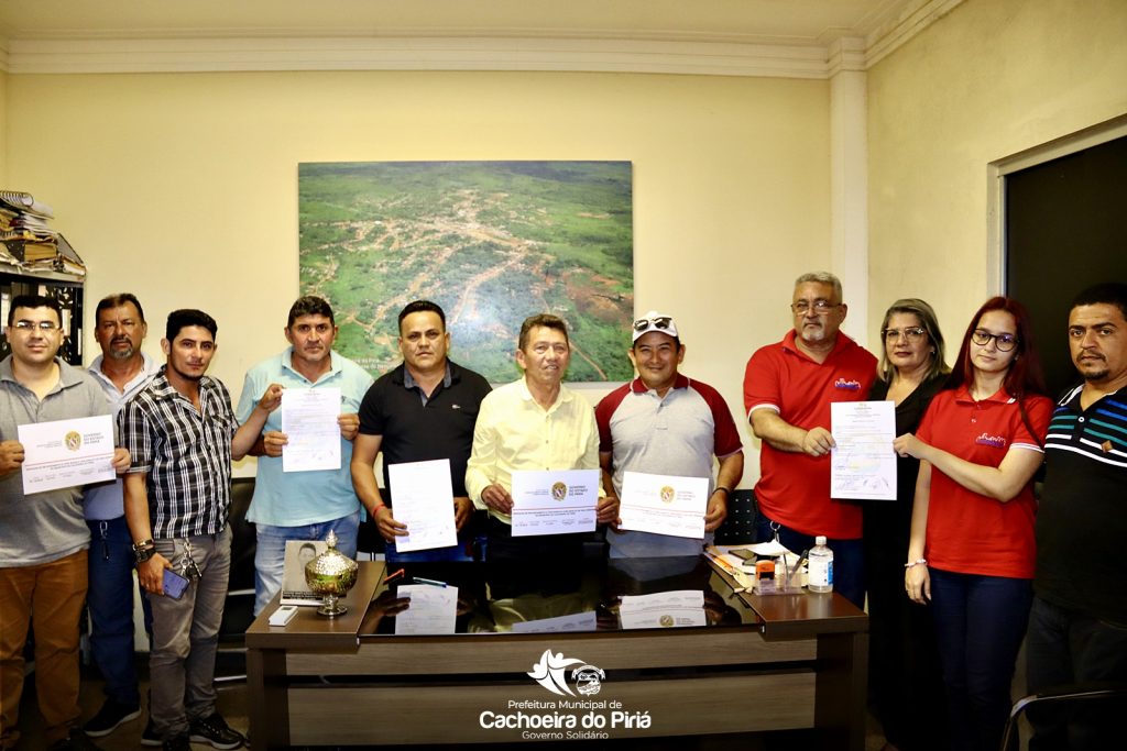 Prefeito Mundô assina Ordem de Serviço para de recapeamento e tapa buracos com asfalto das vias urbanas para a sede do município